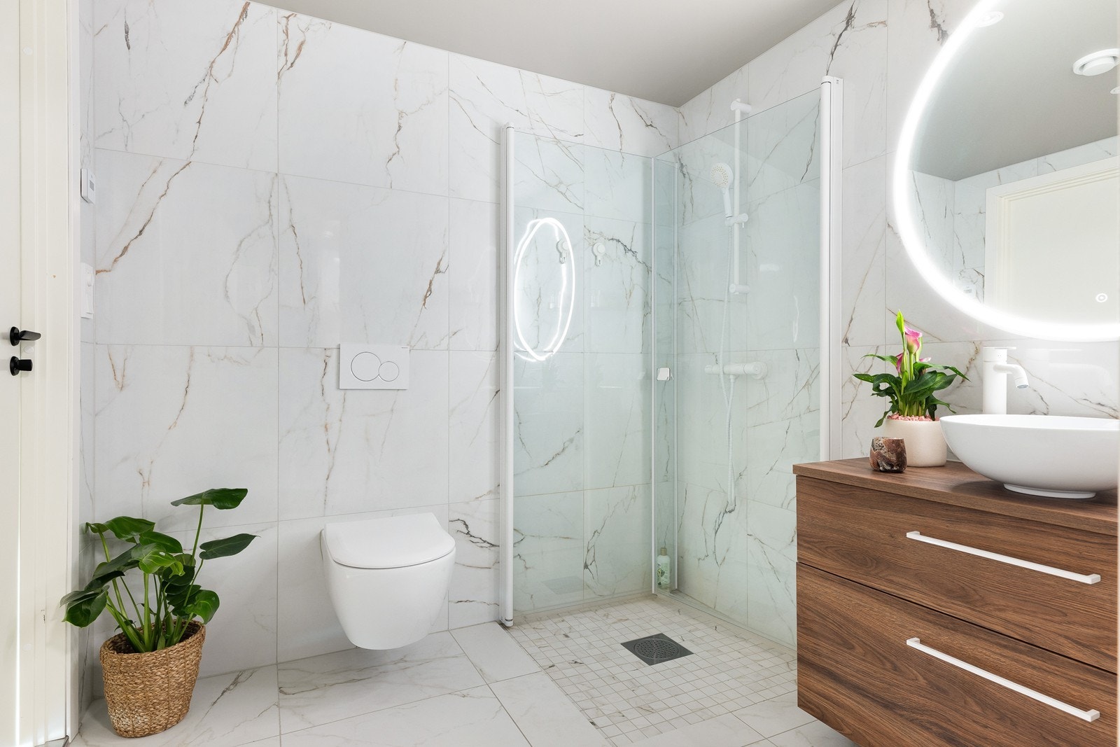 Lekkert helfliset bad i lyse, moderne fliser. Mosaikkfelt i dusjsonen gir et eksklusivt preg. Galleribilde