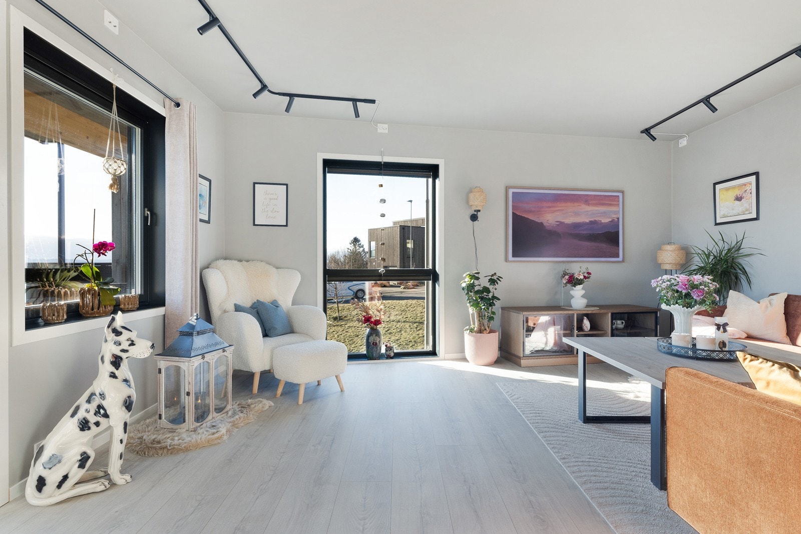 Leiligheten har god belysning med spotter på skinner Galleribilde