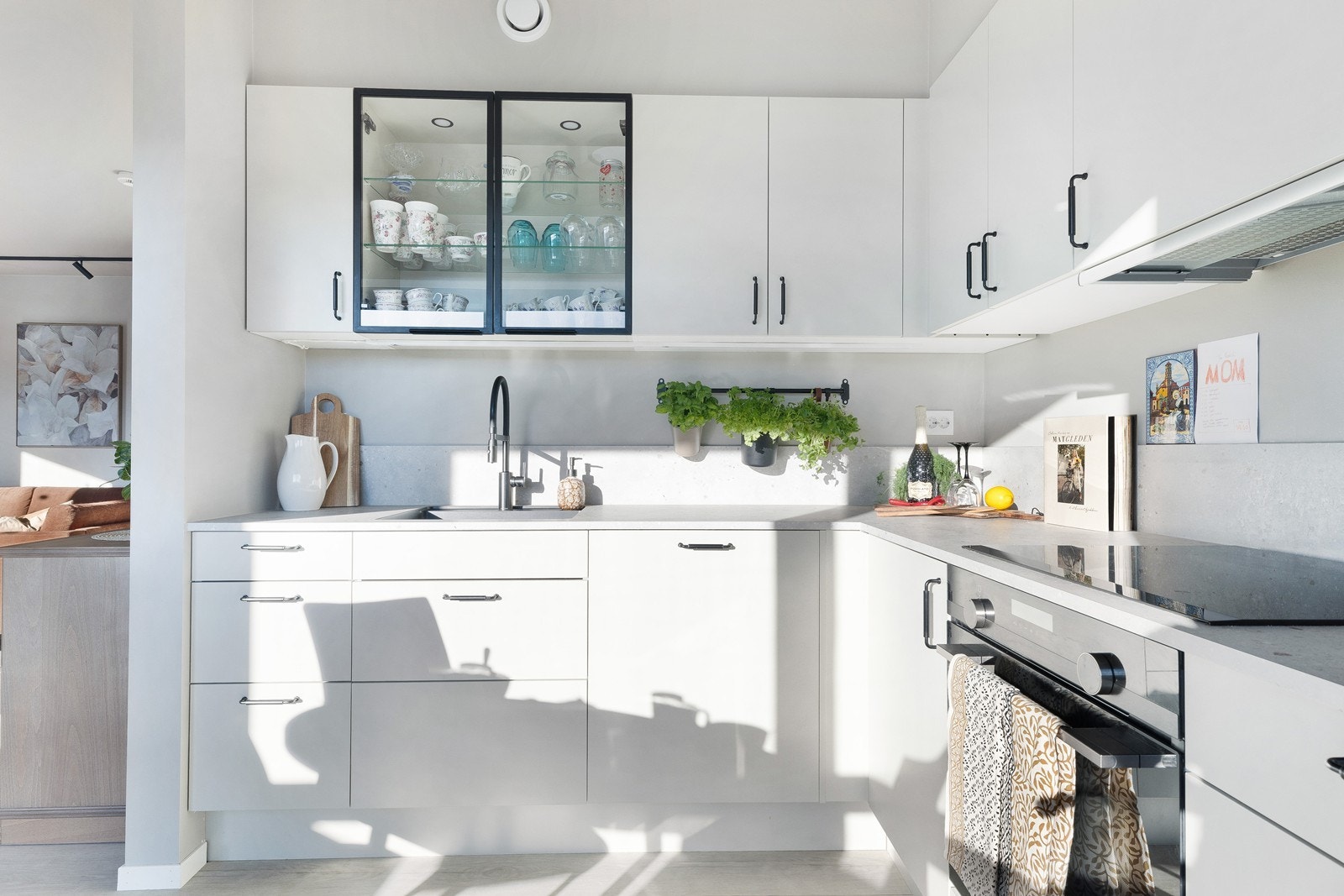 Kjøkkenet har kjekke detaljer og integrerte hvitevarer som følger med i handelen. Galleribilde