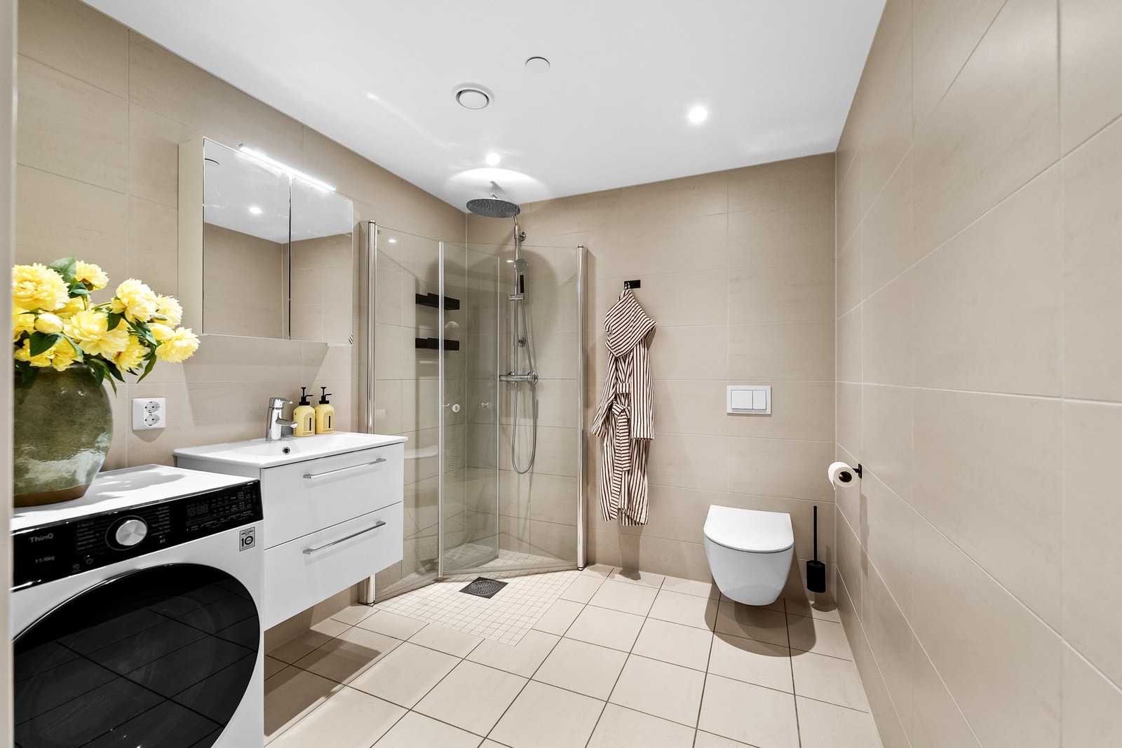 Badet er oppført etter TEK17 og har vannbåren gulvvarme på de delikate flisene. Galleribilde