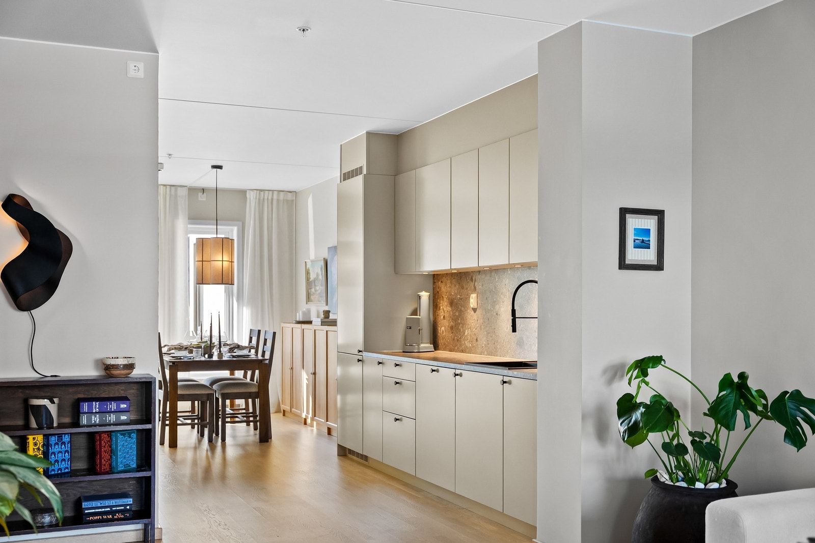 Spisestuen ligger videre inn i rommet og skaper en naturlig overgang mellom kjøkken og oppholdsdel, med god plass til spisebord og hyggelige måltider. Galleribilde