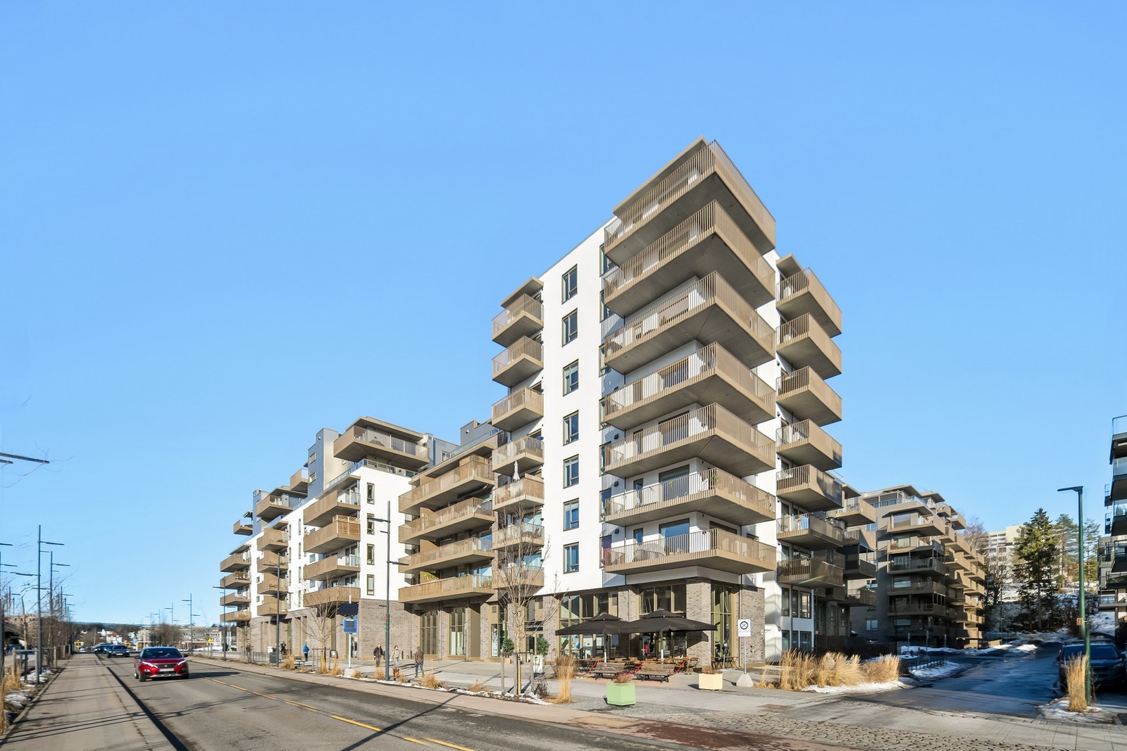 Attraktiv beliggenhet i et nyere boligområde på Skårersletta. Leiligheten har balkonger med gode solforhold og nærhet til både kollektivtransport, butikker og øvrige servicetilbud. Galleribilde