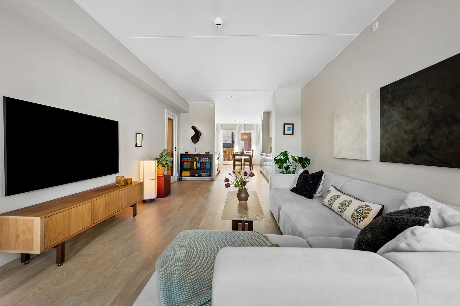 Fra stuen er det utgang til en av boligens balkonger, som gir en fin forlengelse av oppholdsrommet og gode muligheter for utemøblering. Galleribilde