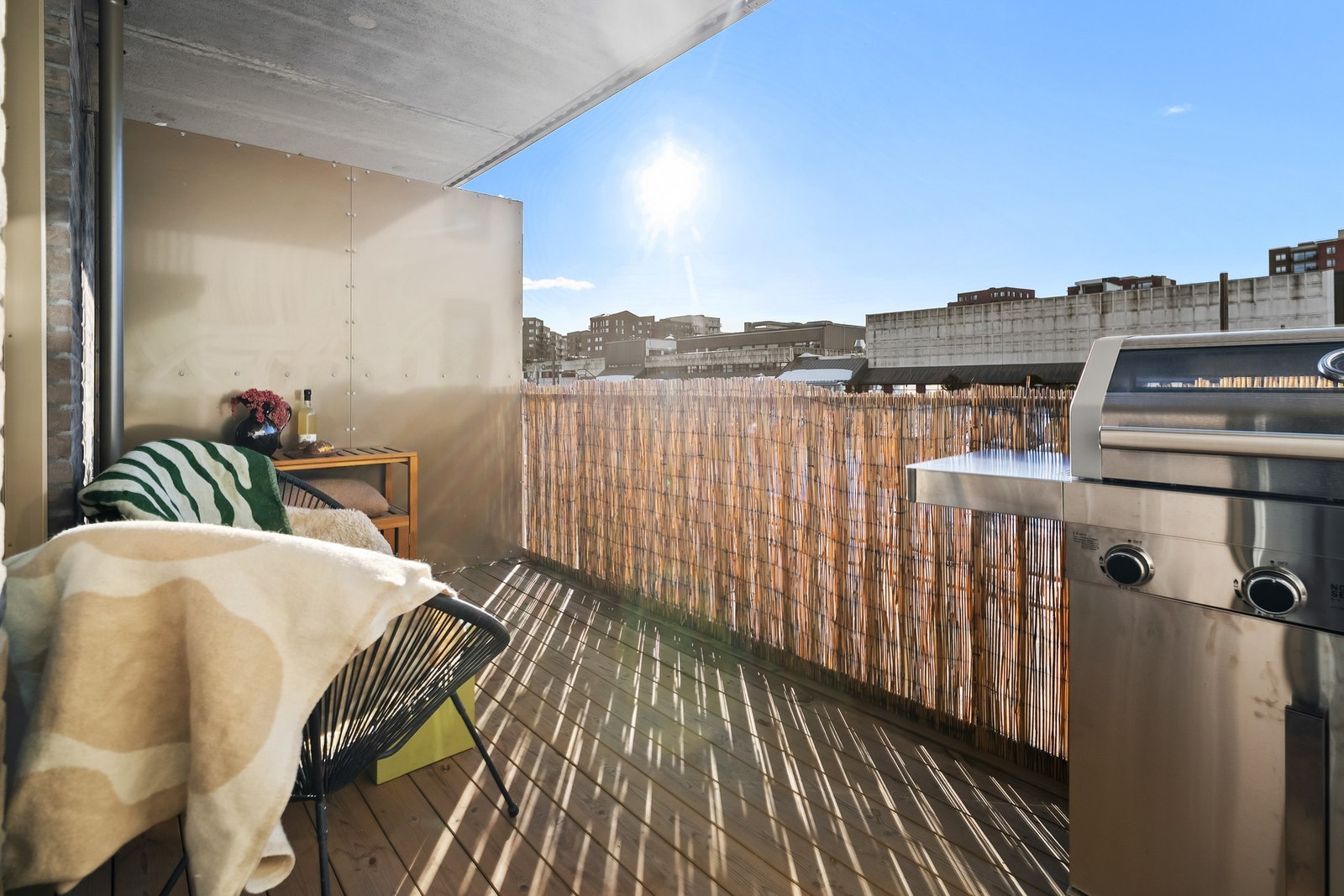 Boligen har to balkonger som gir gode muligheter for utemøblering og hyggelige uteområder. Legg merke til den gode plassen. Galleribilde