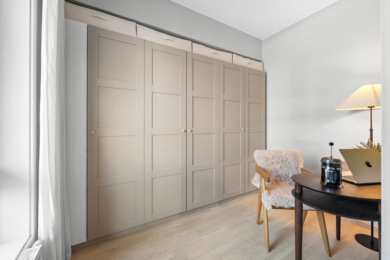 Soverom 2 har godt med skapplass langs veggen, noe som gir gode oppbevaringsmuligheter og fleksibel bruk av rommet. Galleribilde