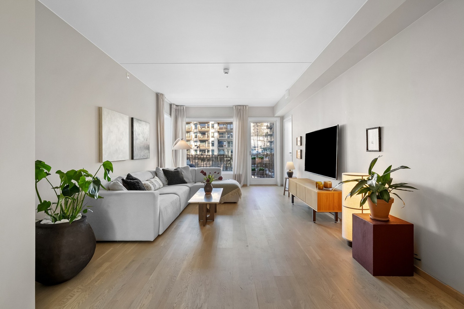 Stuen ligger i åpen løsning mot kjøkkenet og skaper et sosialt miljø. Vannbåren varme og balansert ventilasjon gir de moderne fasilitetene en forventer av nytt bygg. Galleribilde