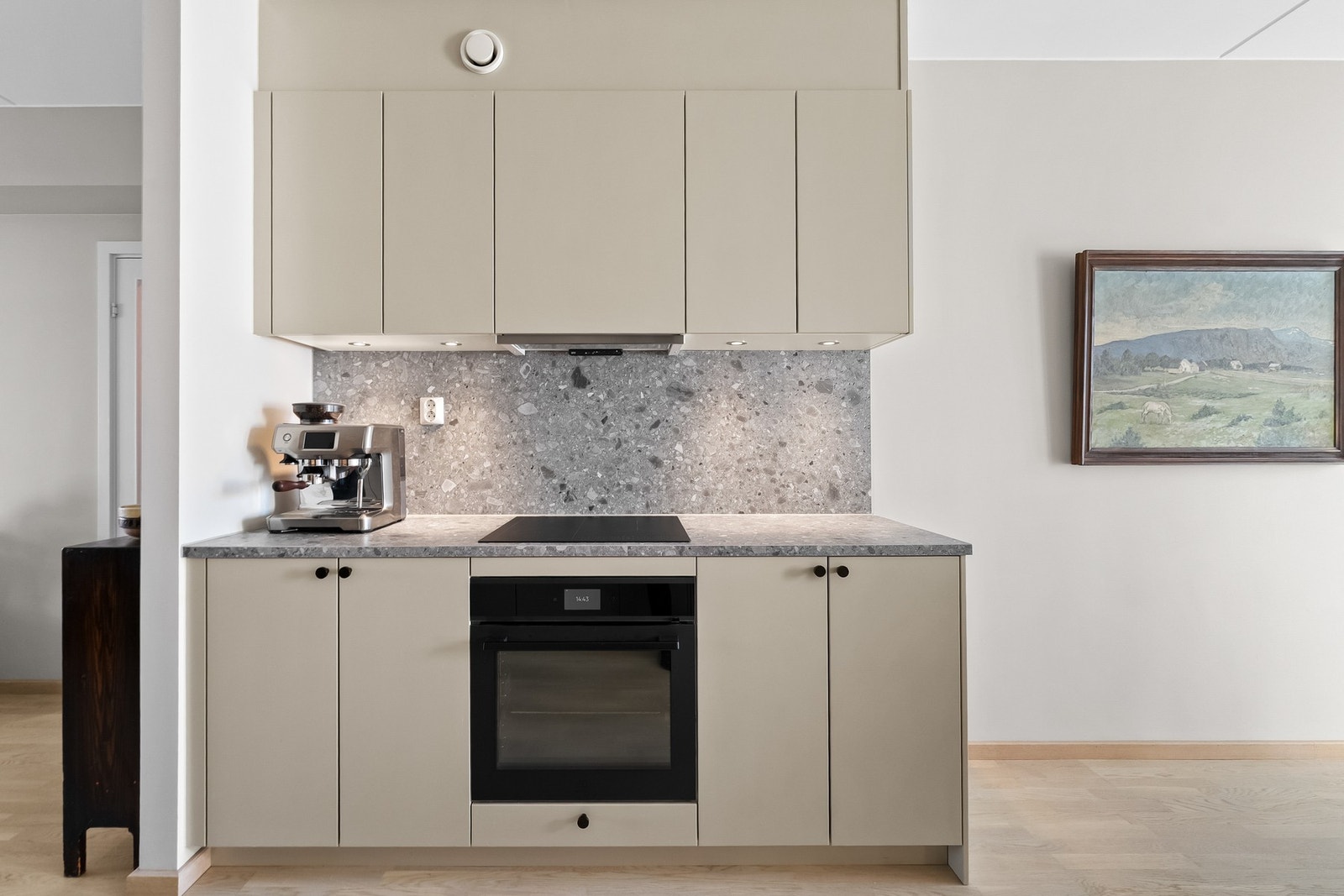 Praktisk utforming med god skapplass, laminat benkeplate samt installert komfyrvakt og vannstoppsystem for ekstra trygghet i hverdagen. Galleribilde