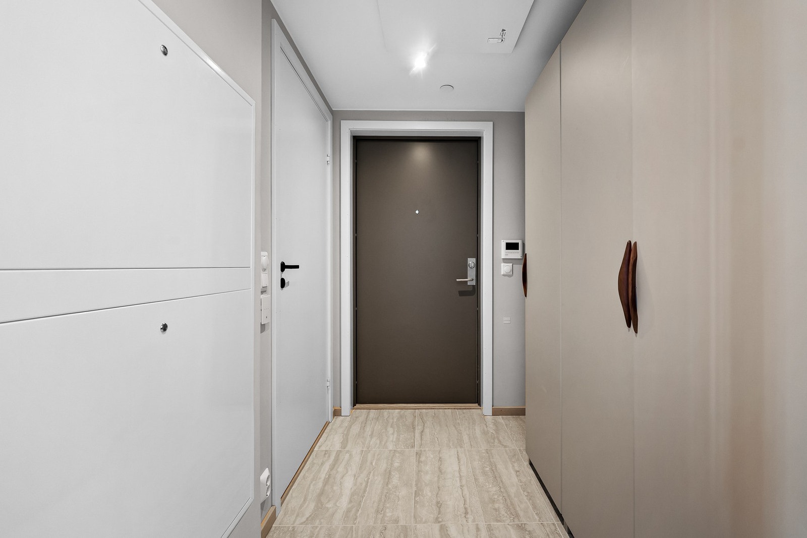 Flislagt gulv med godt av garderobeplass. Galleribilde