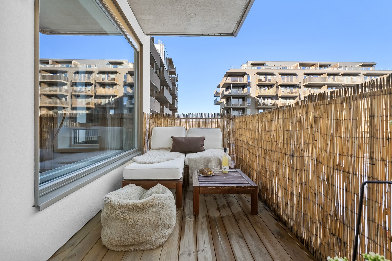 Lys og moderne leilighet med god planløsning og romslige oppholdsrom. Boligen har store vindusflater som gir rikelig med naturlig lys og en luftig romfølelse. Galleribilde