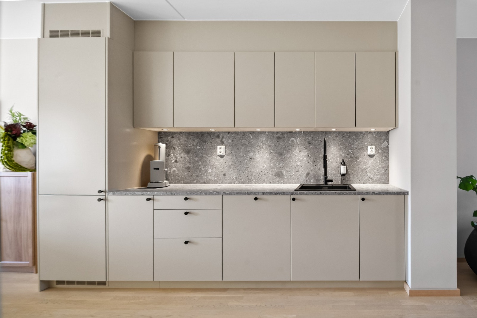 Kjøkkenet er utstyrt med integrerte hvitevarer fra Electrolux og gode løsninger, noe som gir et helhetlig og moderne uttrykk. Galleribilde