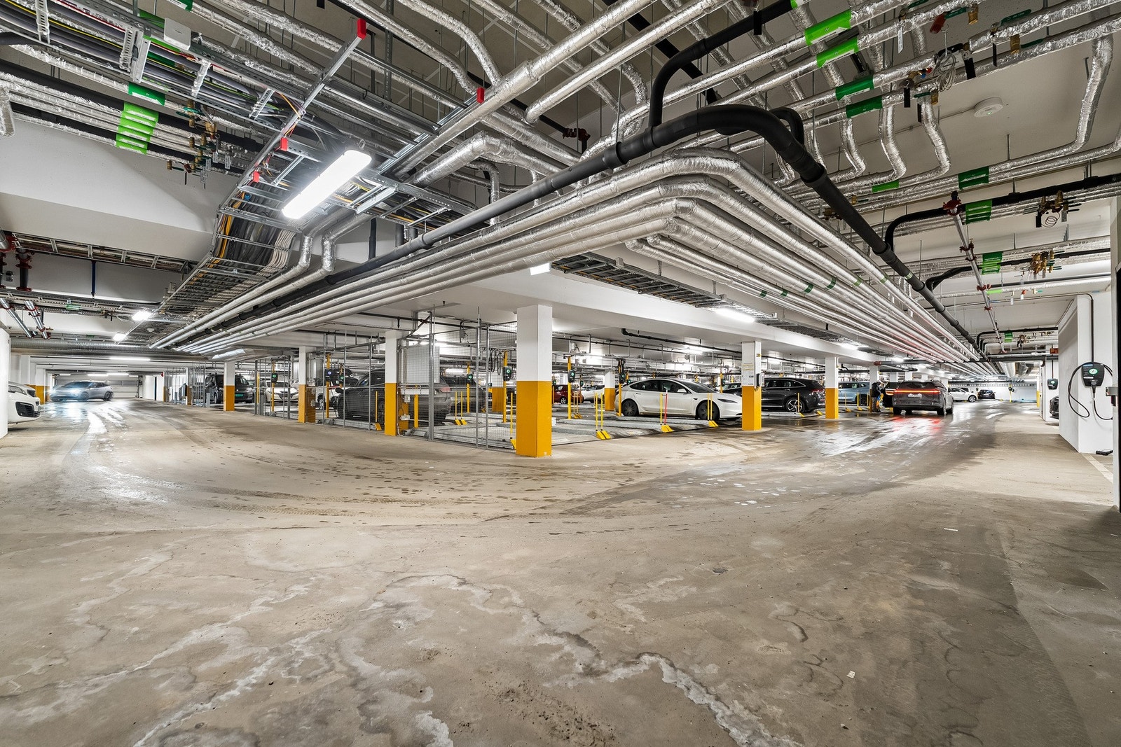 Parkeringsplass i felles garasjeanlegg med enkel adkomst til bygget. Galleribilde