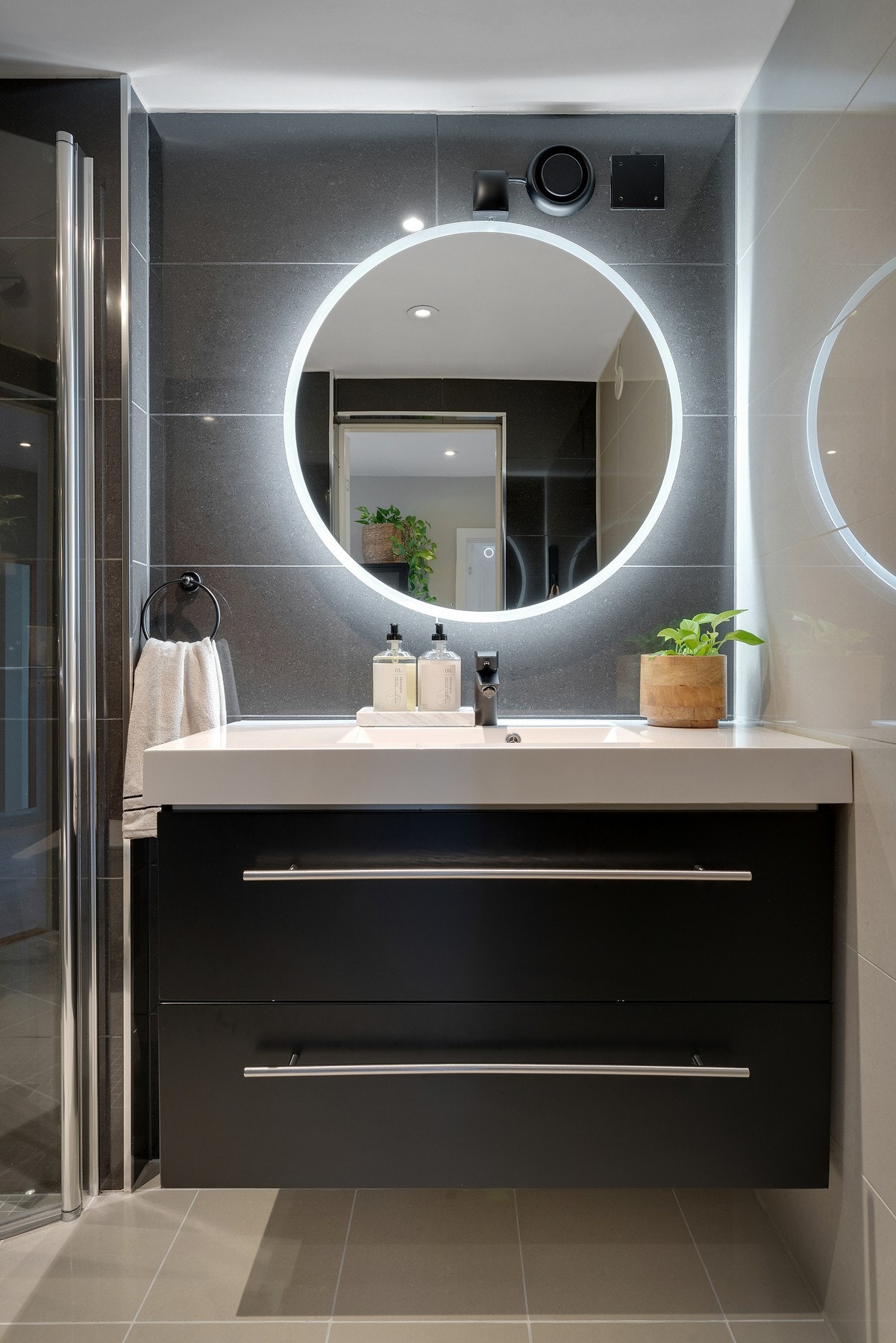 - Badet fremstår som stilrent med flislagte overflater og gulvvarme - Galleribilde