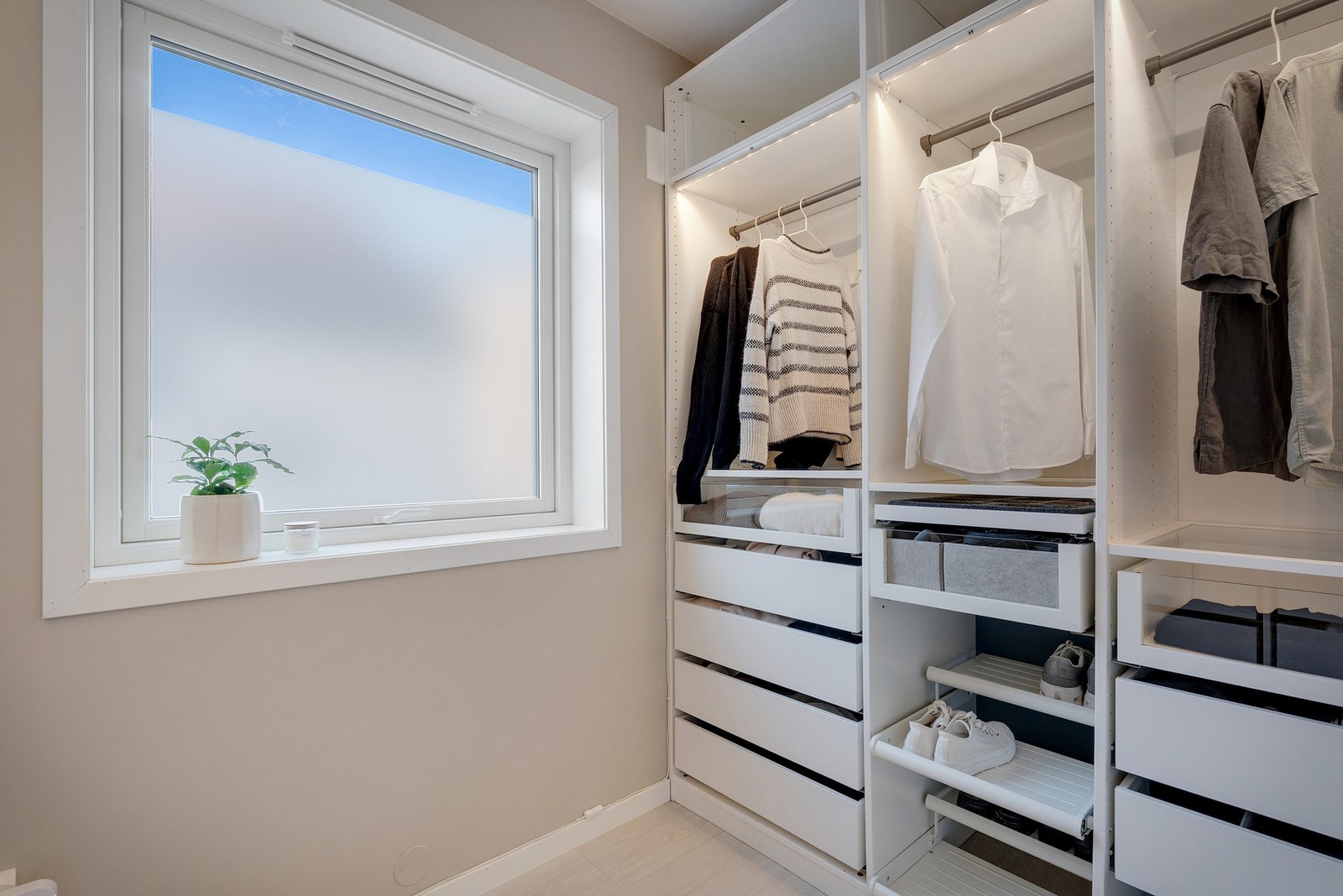 - Det ene soverommet er i dag innredet som walk-in - Galleribilde