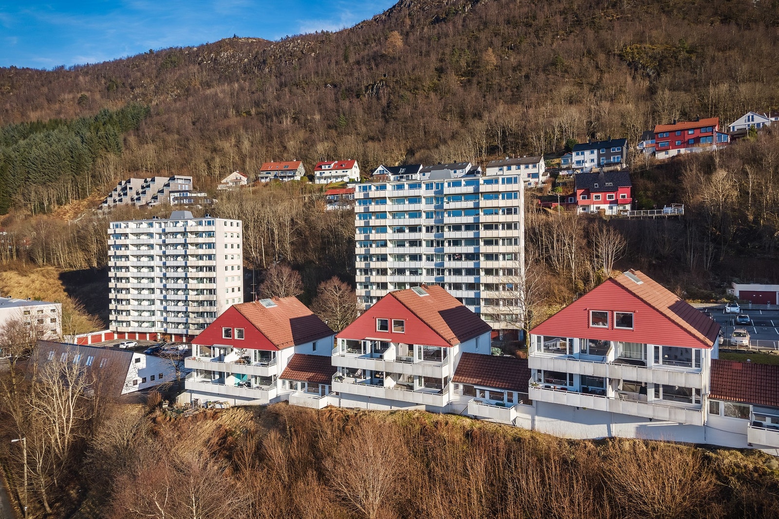 - Det er kort vei til bussholdeplass og det går buss til sentrum ca. hvert femte minutt - Galleribilde