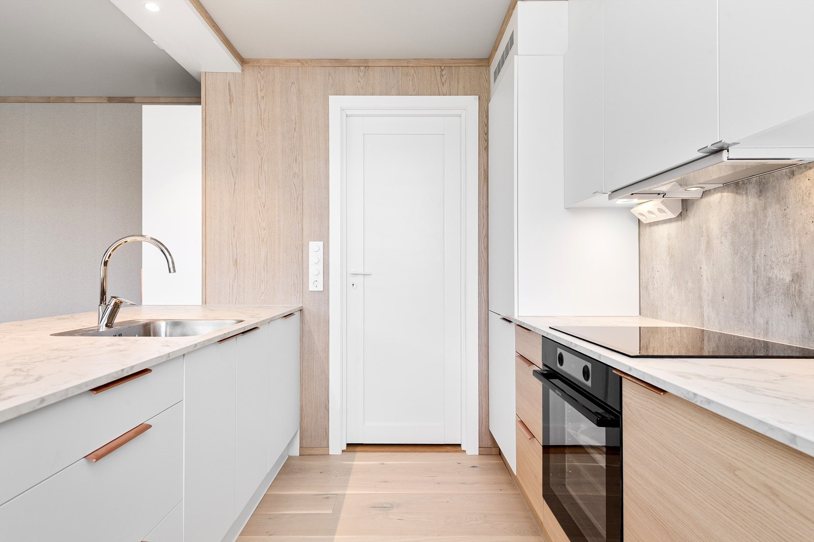 Kjøkkenet er tilknyttet bod/mellomgang med opplegg for vaskemaskin Galleribilde