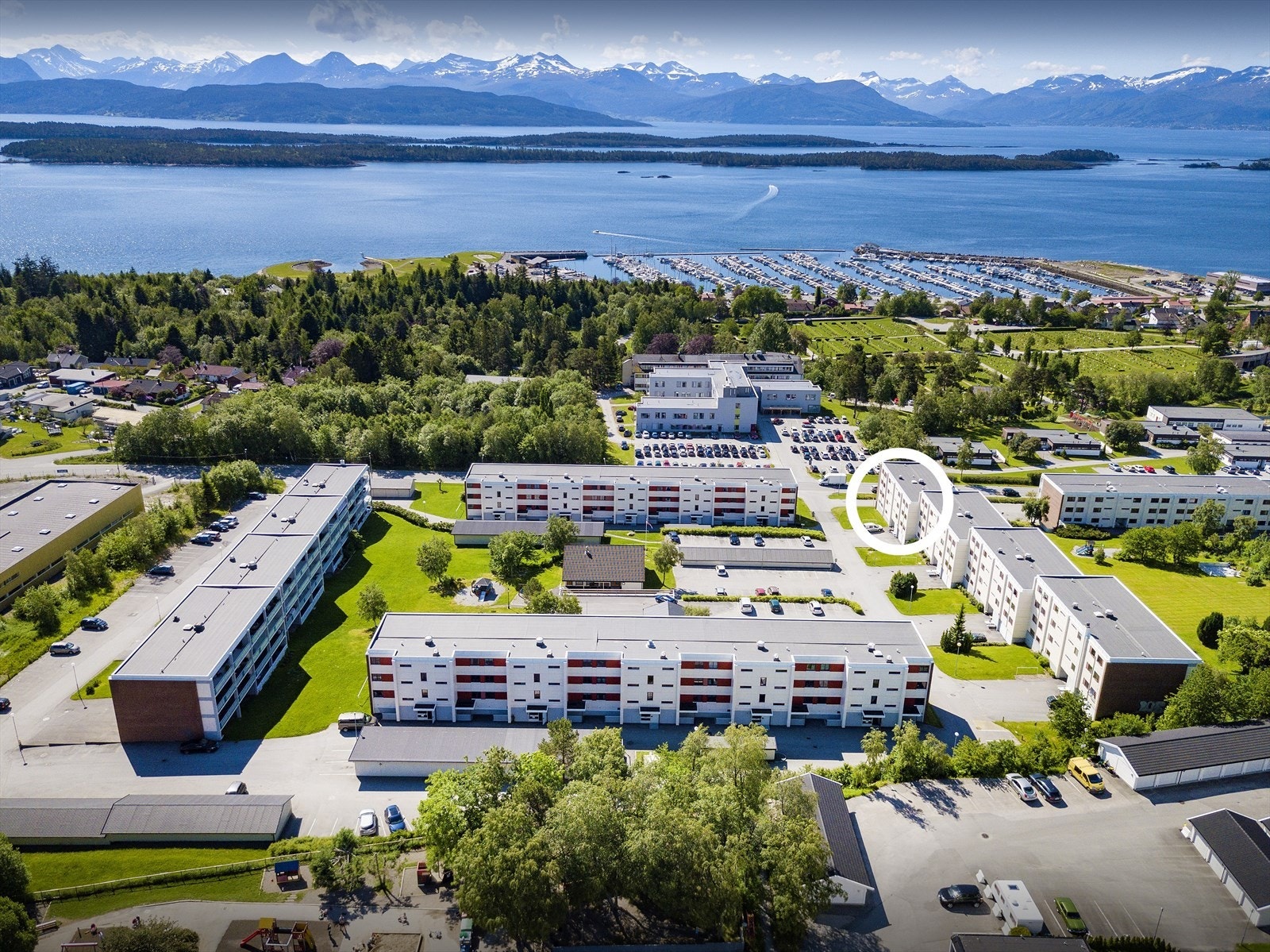 Øverland borettslag ligger ca. 3,5 km øst for Molde sentrum, med nærhet til det meste av fasiliteter. Galleribilde