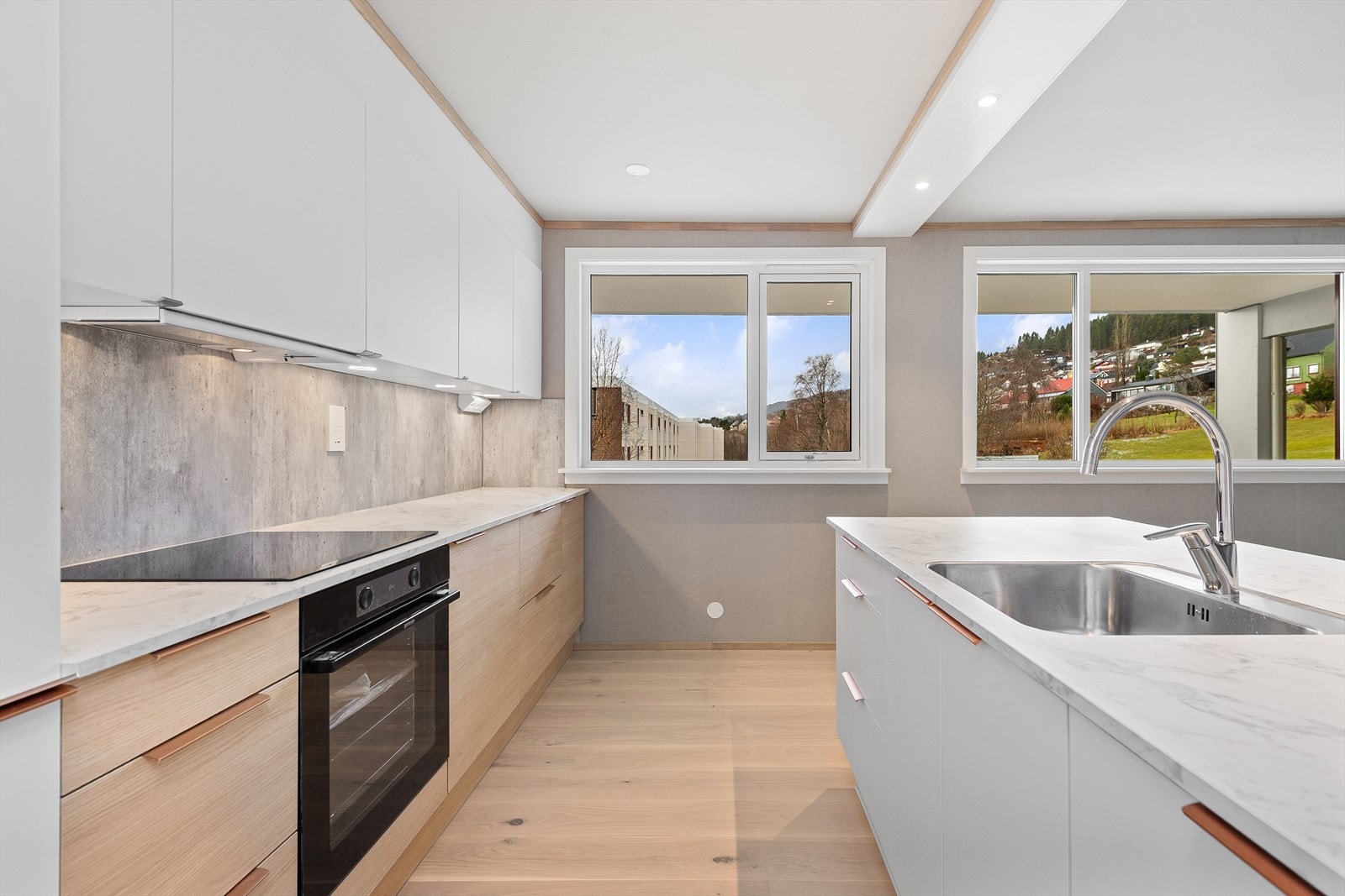 Kjøkkenet har integrerte hvitevarer som medfølger Galleribilde