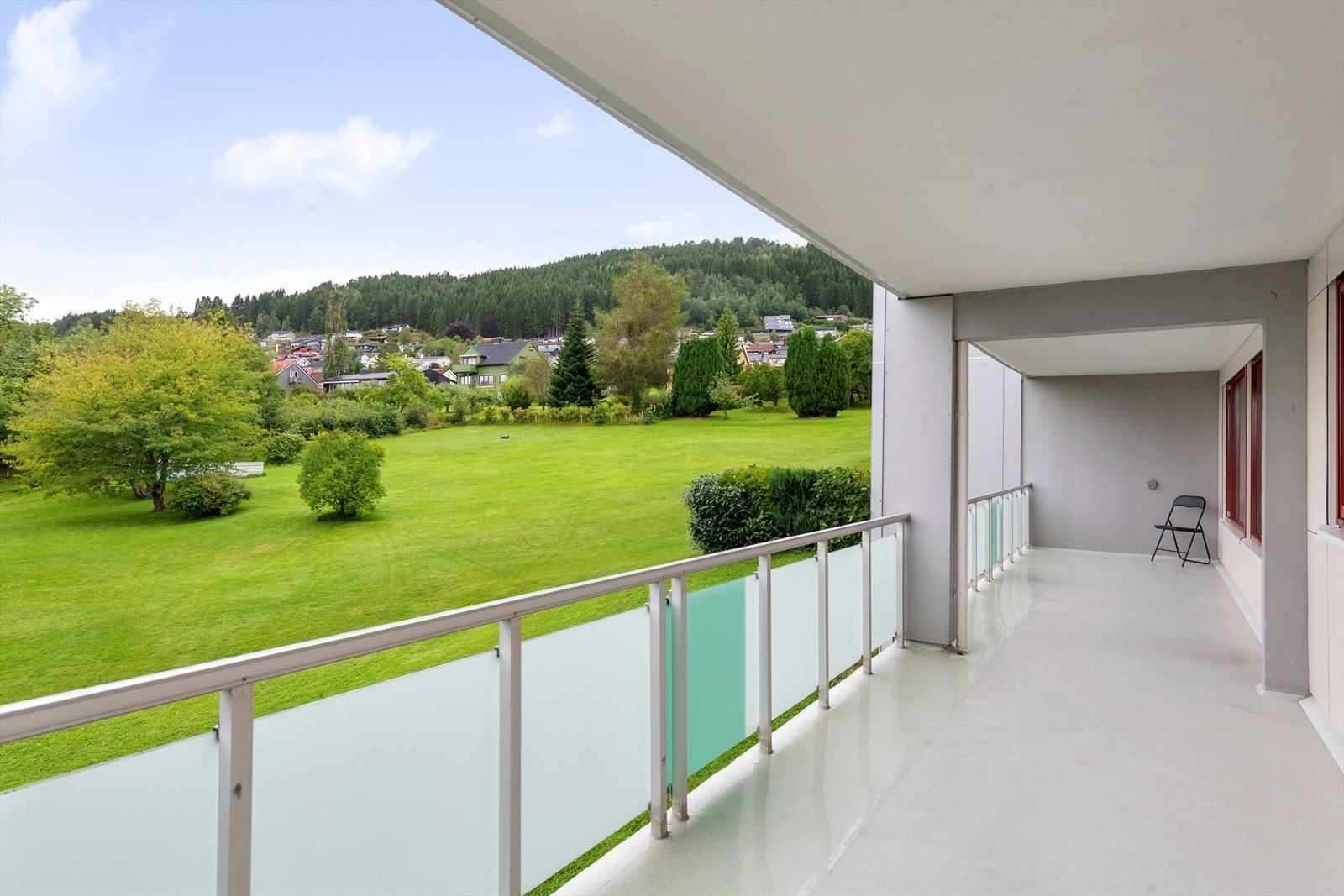 Verandaen har fint utsyn mot felles grøntområder (bilde sommerstid) Galleribilde