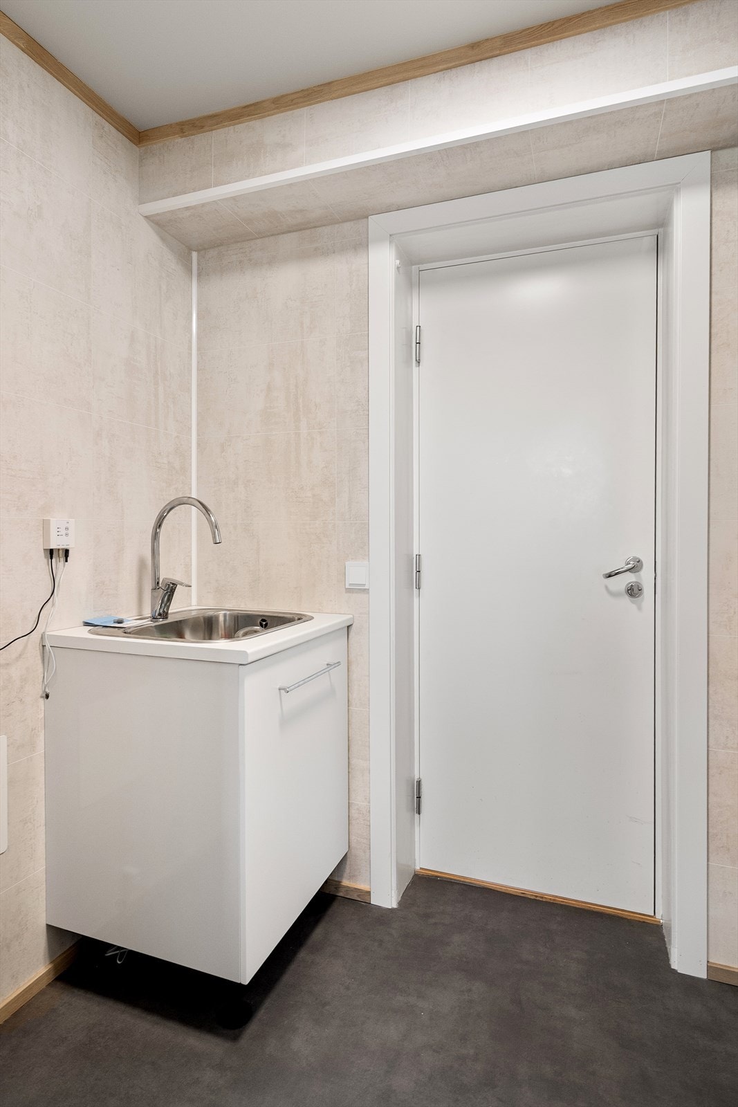 Praktisk bod med opplegg for vaskemaskin og direkte utgang til felles gang Galleribilde