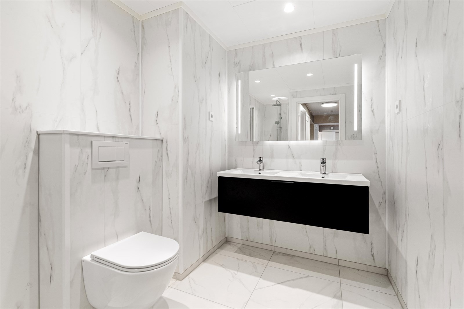 Lyst og moderne bad/wc med varmekabler Galleribilde