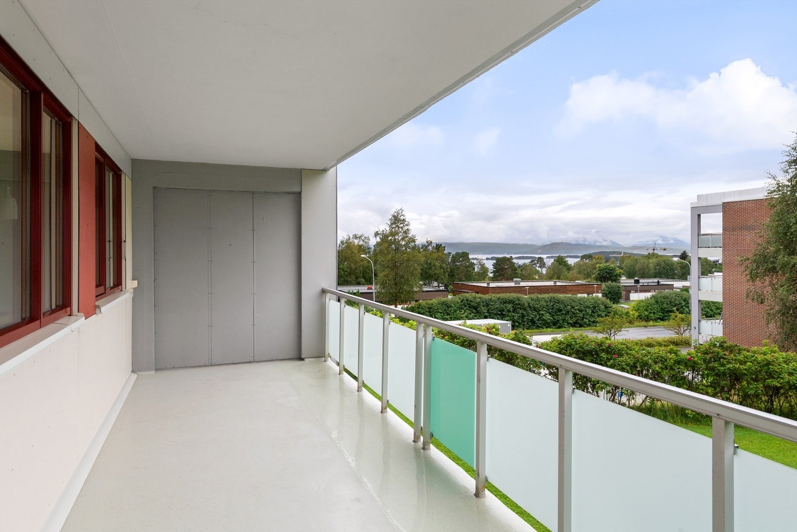 Stor, vestvendt veranda på 26 kvm (bilde tatt sommerstid) Galleribilde