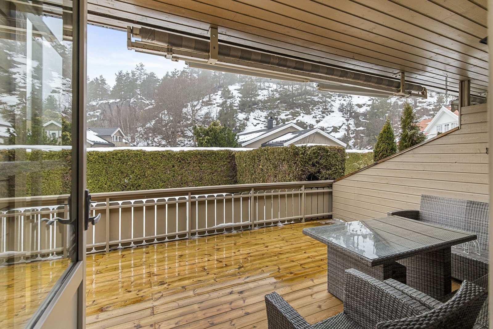 Fra stuen har du utgang til stor terrasse på 29kvm. Terrassebordene er fra 2025. Galleribilde