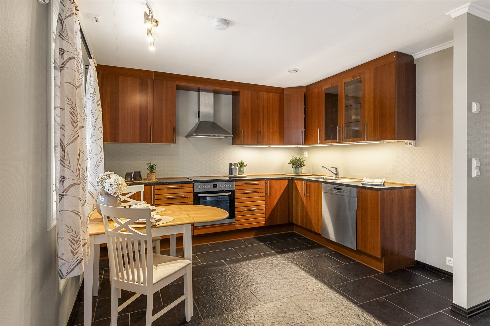 Plass til frittstående kjøleskap. Galleribilde