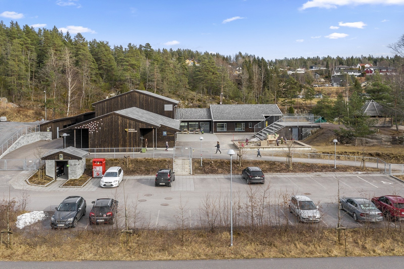 Kodal barnehage har fem avdelinger, og ligger "vegg i vegg" med barneskolen. Galleribilde