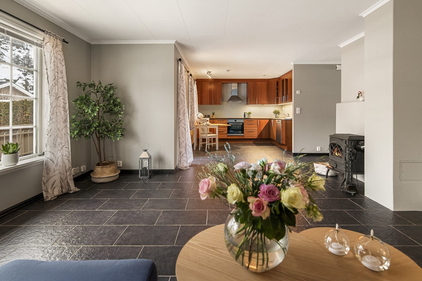 Boligen ligger skjermet til med lite trafikk, da veien er en blindvei. Galleribilde