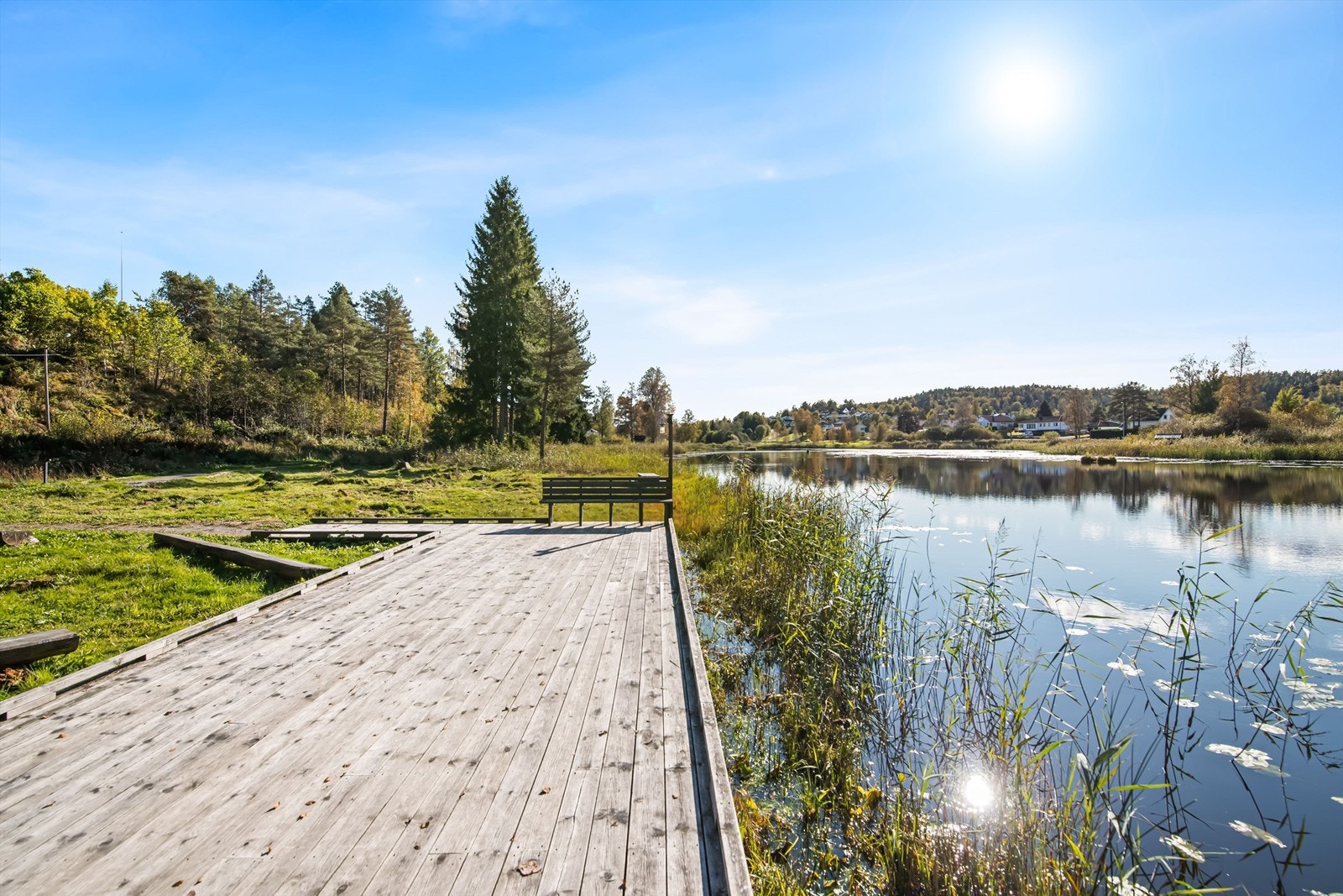 10 minutters gange fra boligen finner du Stivann, hvor en ivrig dugnadsgjeng i Kodal har fått opparbeidet sti rundt vannet og denne koselige plassen "Beverhuken". Galleribilde