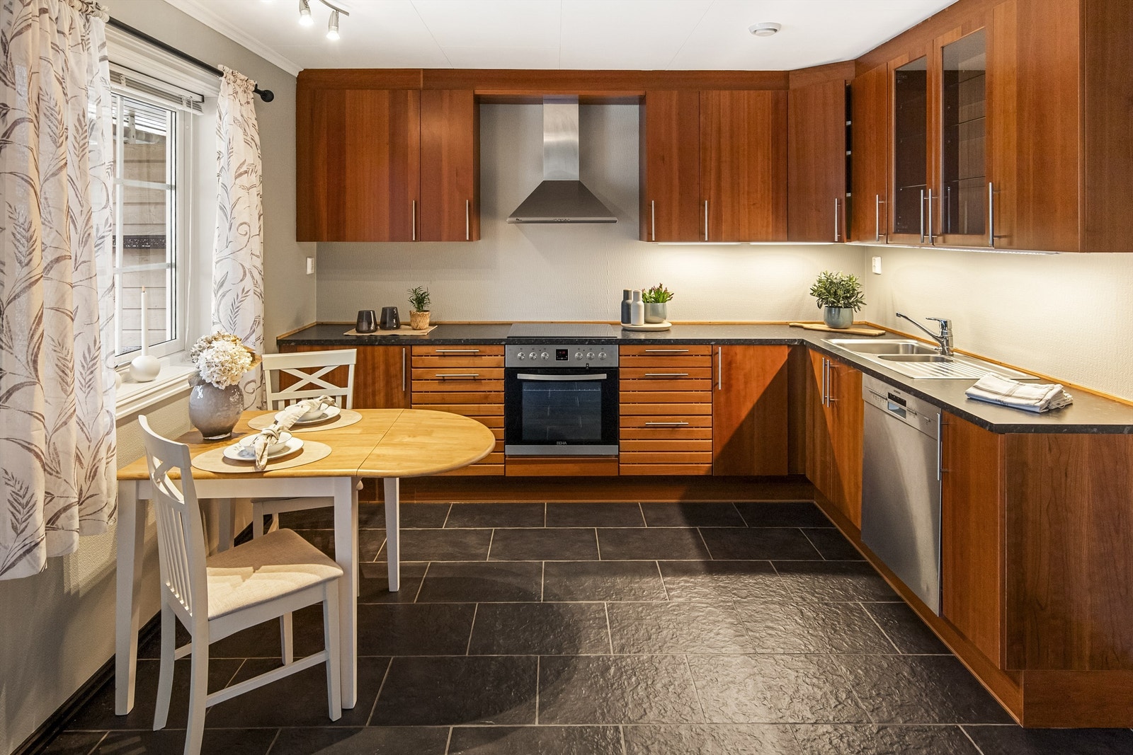 Kjøkken fra byggeår. Stekeovn og platetopp er nytt. Galleribilde