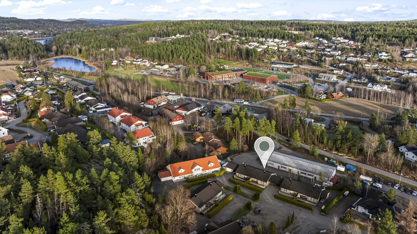 Boligen ligger sentralt til i Kodal med kort vei til dagligvare og bussholderplass. Galleribilde