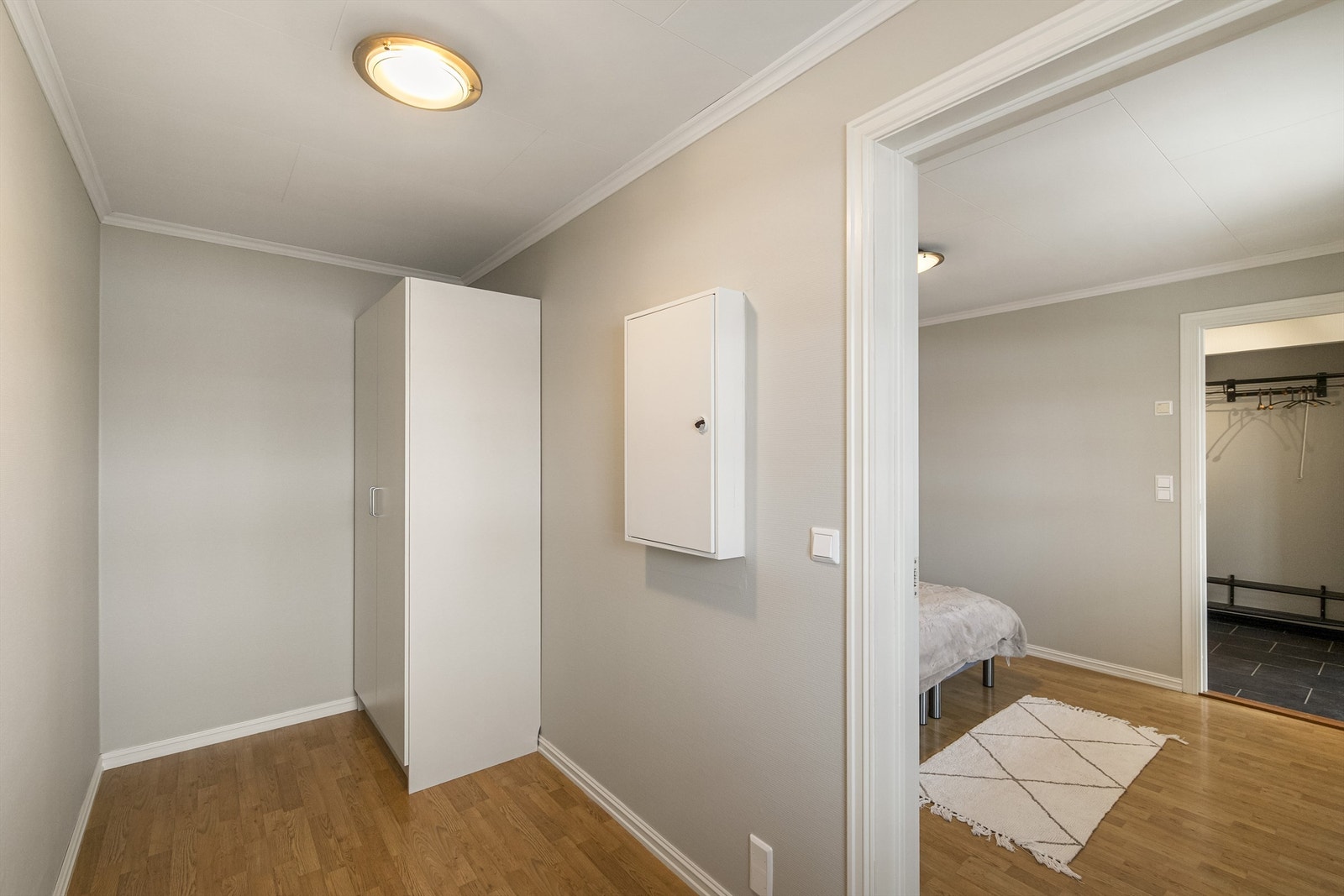 "Walk in closet" i tilknytning til hovedsoverommet. Rommet har også vindu. Galleribilde