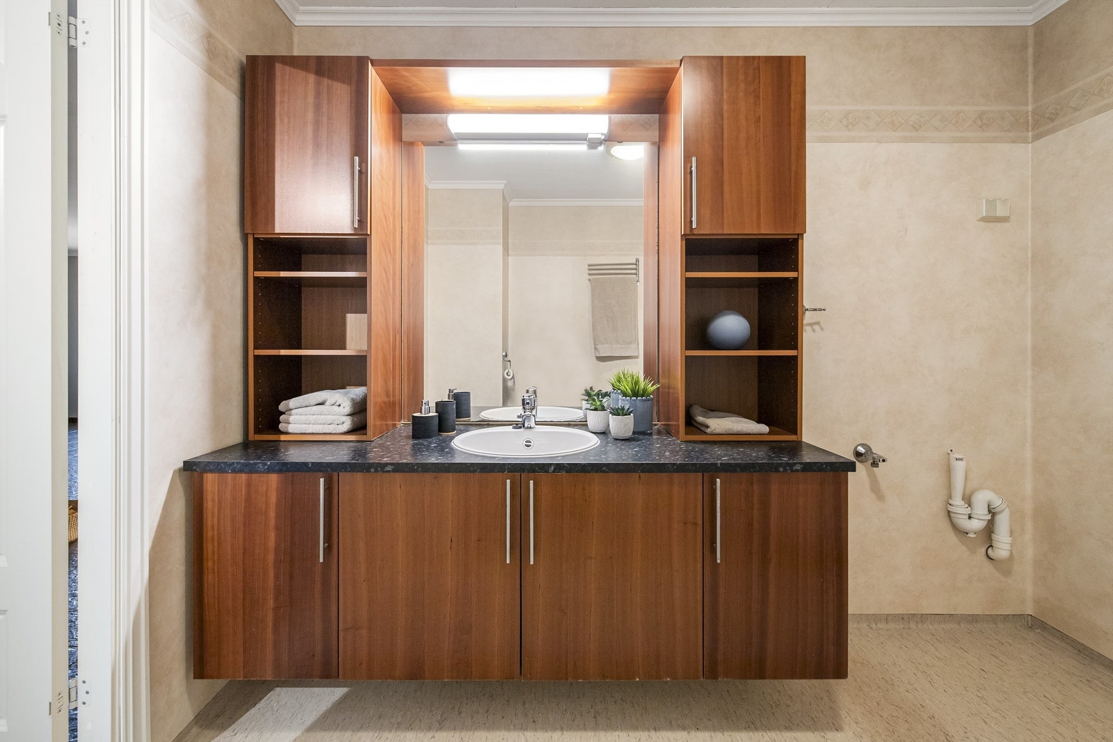 Opplegg for vaskemaskin i hjørnet. Galleribilde