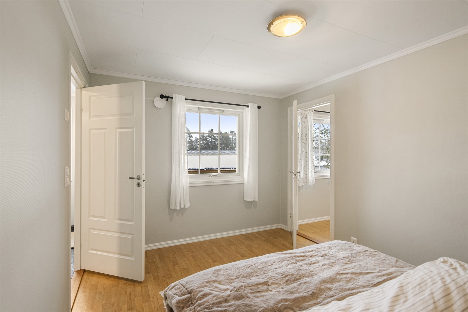 Soverommet er på ca. 11,7kvm iht tilstandsrapporten. Galleribilde