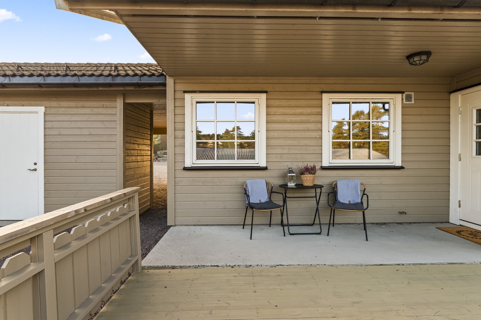 Terrassen ved inngangspartiet er på 20kvm. Terrassebordene er fra 2025. Galleribilde