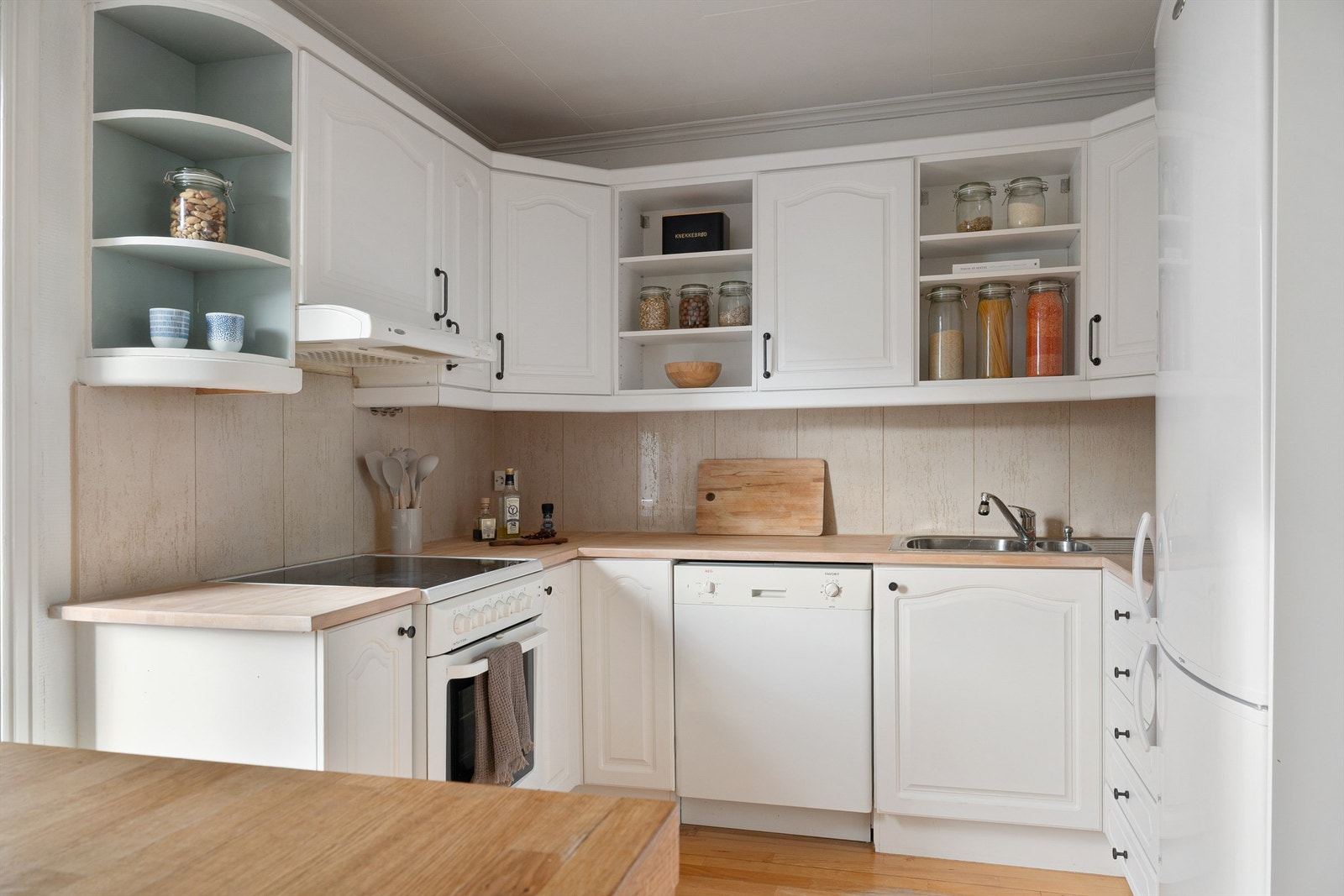 Lys kjøkkeninnredning. Hvitevarer er inkludert i handelen. Galleribilde