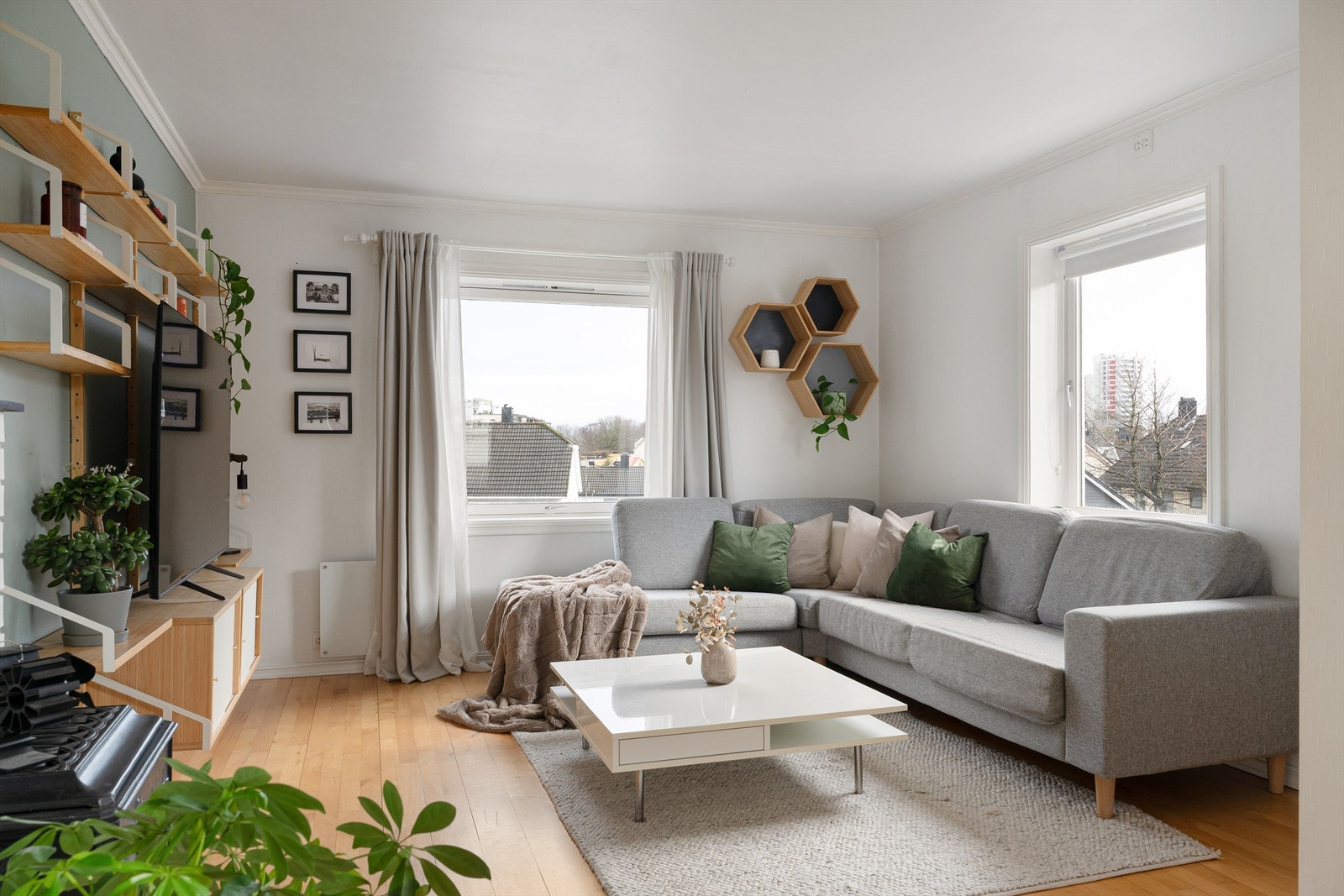 Romslig og lys stue. Galleribilde