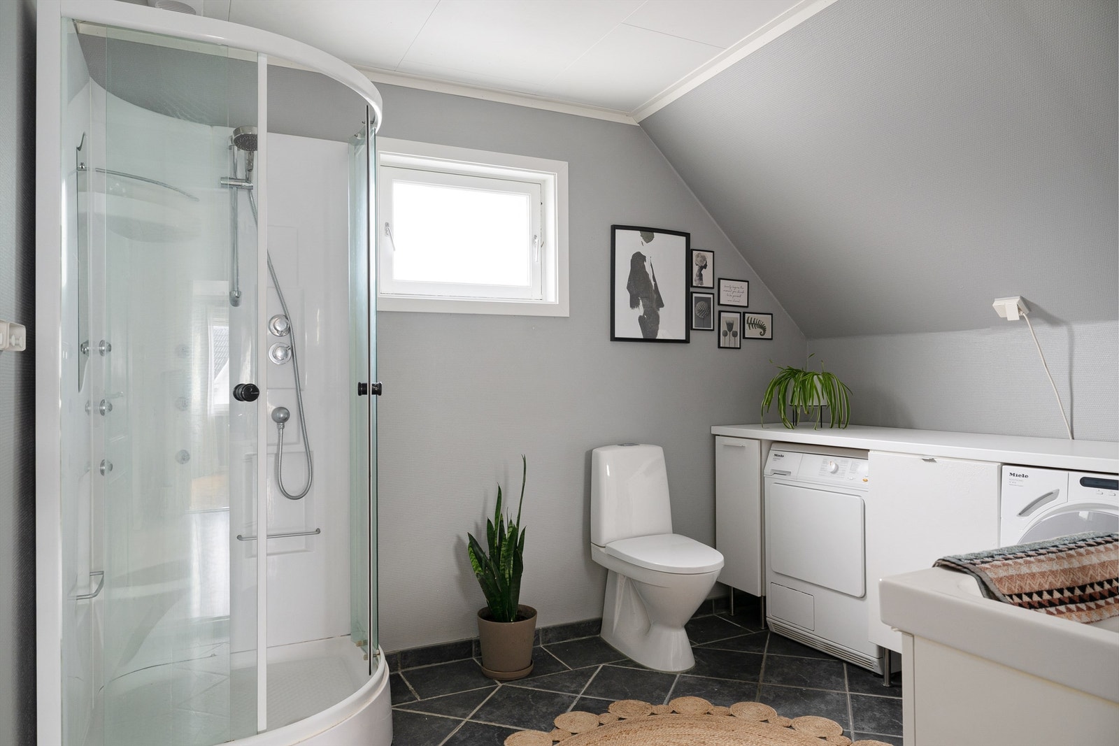 Baderom med flislagt gulv og varmekabler. Galleribilde