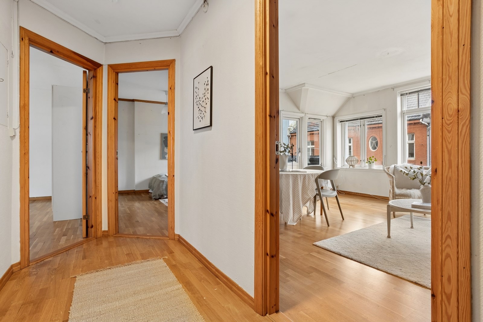 Entréen binder rommene sammen og har klassiske furu fyllingsdører fra 1987. Galleribilde