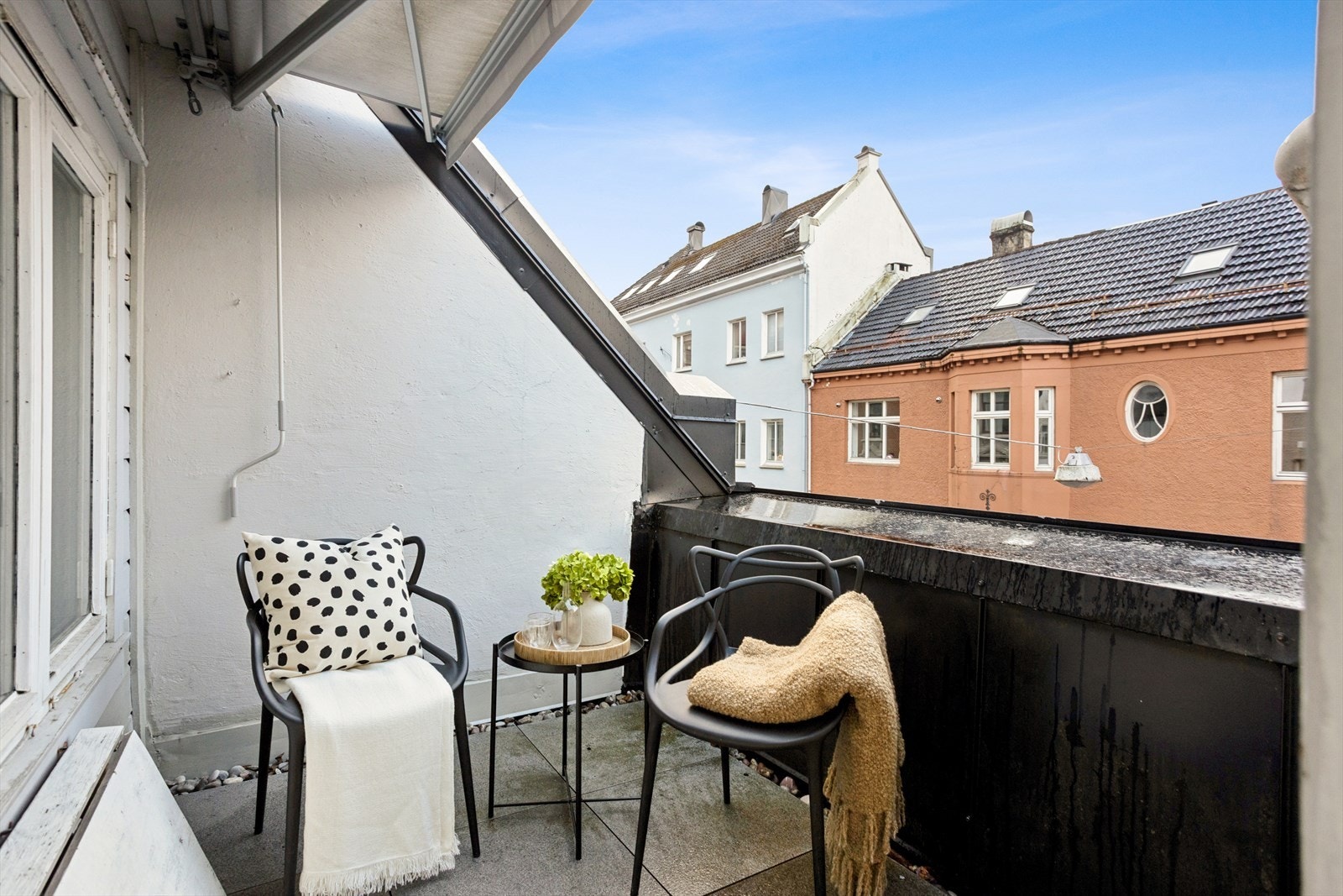 Fra stuen er det utgang til en syd-vestvendt balkong på 4,9 m² med plass til sittegruppe. Galleribilde