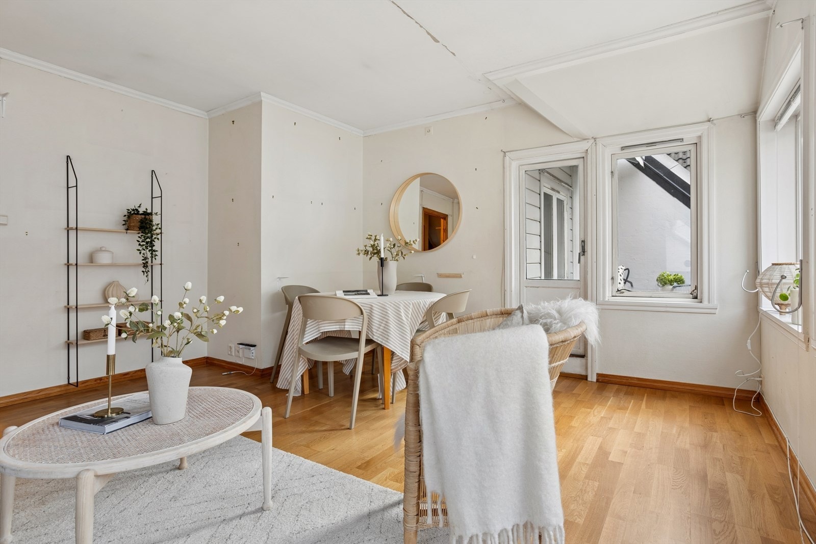 Her er det enkelt å innrede med en hyggelig spiseplass i tilknytning til stuen. Galleribilde