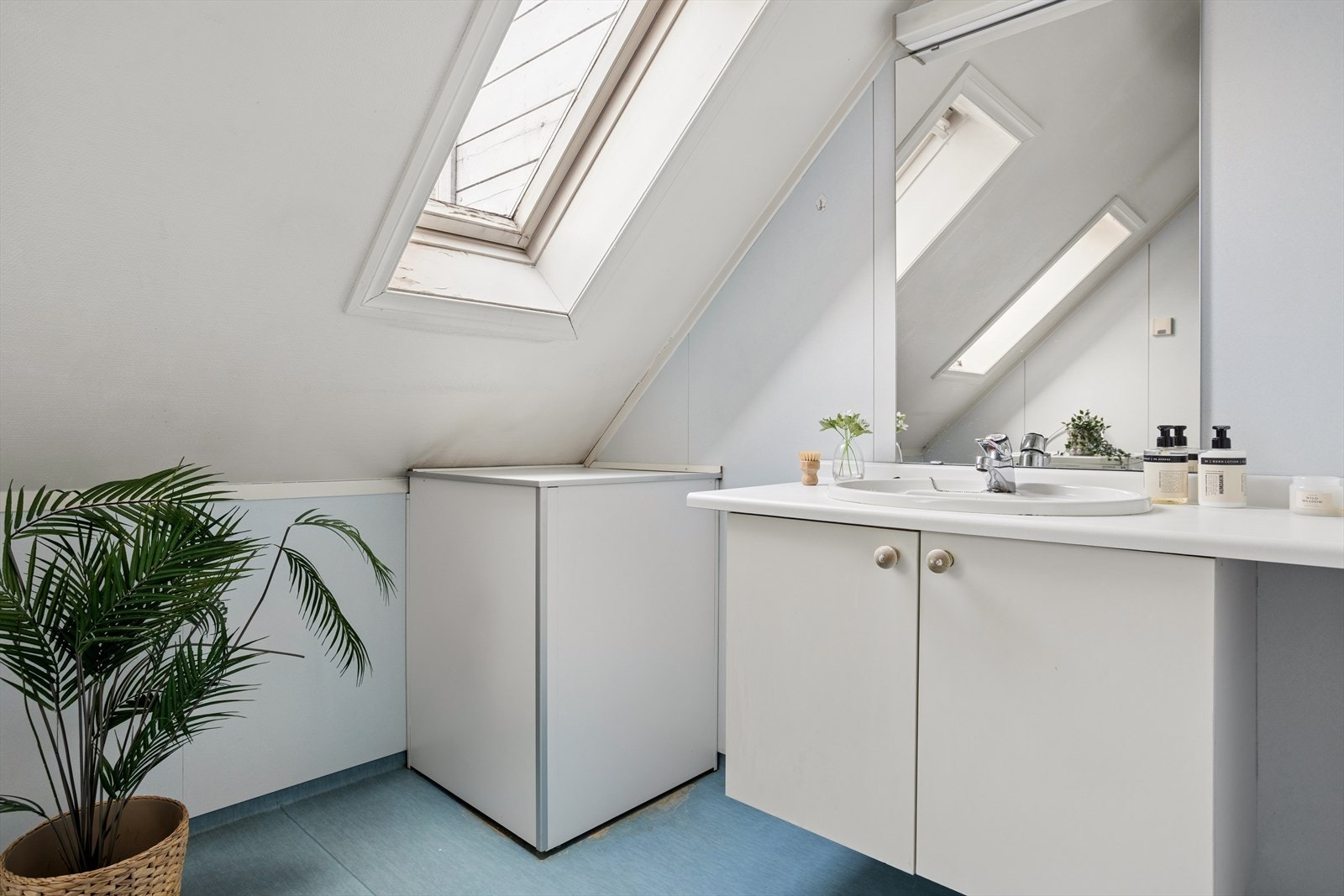 Badet er utstyrt med servantmøbel, speil og har opplegg for vaskemaskin. Galleribilde