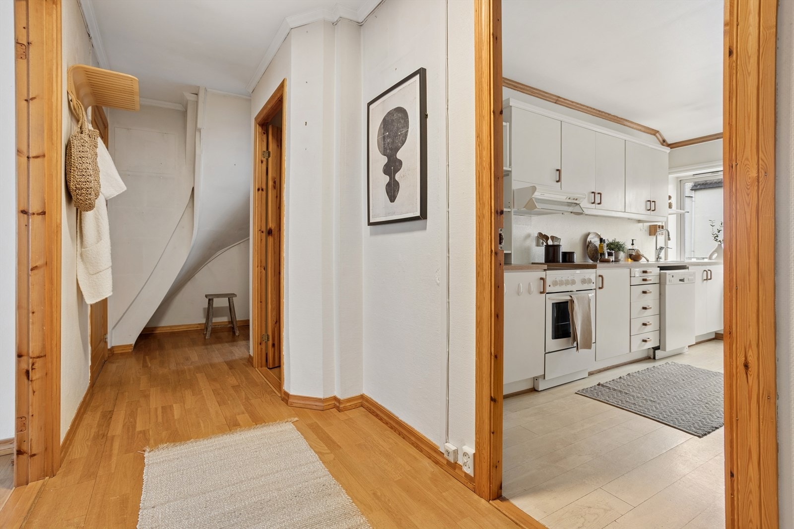 Fra gangen er det enkel adkomst til alle rom, inkludert en innvendig bod på nesten 3 m². Galleribilde