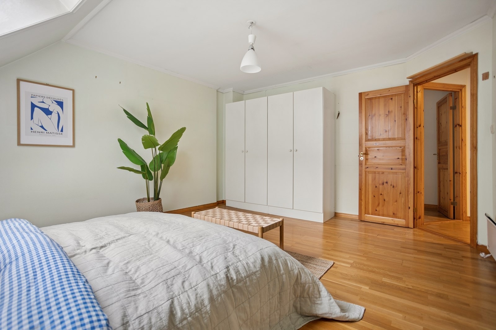 Det romslige soverommet gir rikelig med plass til både dobbeltseng og garderobeløsning. Galleribilde