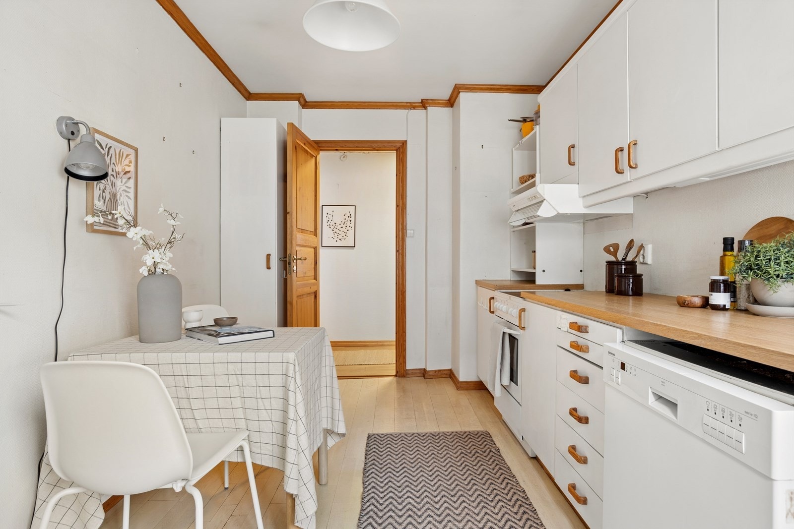 Fra kjøkkenet er det en praktisk rømningsvei via en utvendig vindeltrapp til felles bakgård. Galleribilde