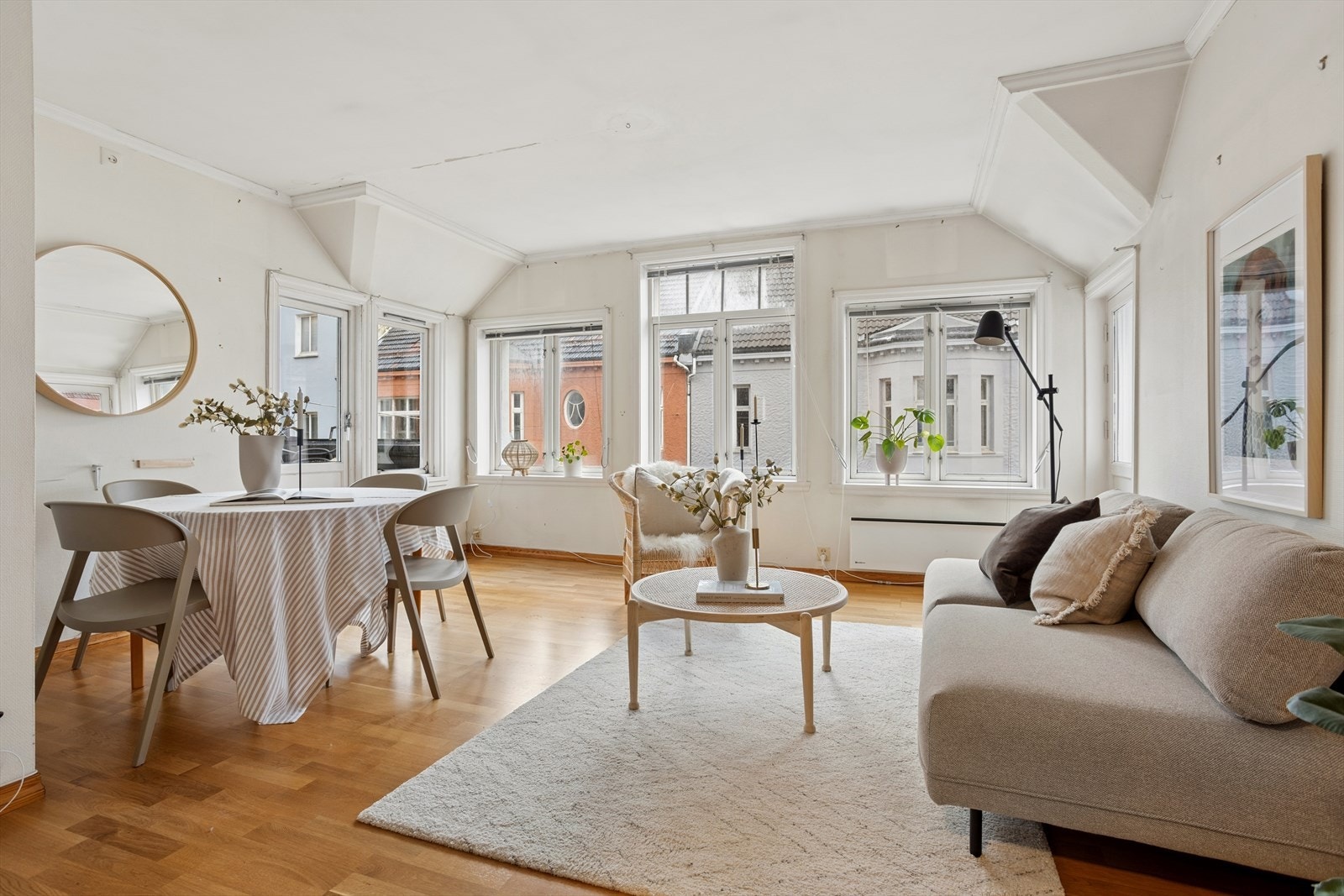 Stuen har en fleksibel planløsning med god plass til både sofagruppe og spisebord. Galleribilde