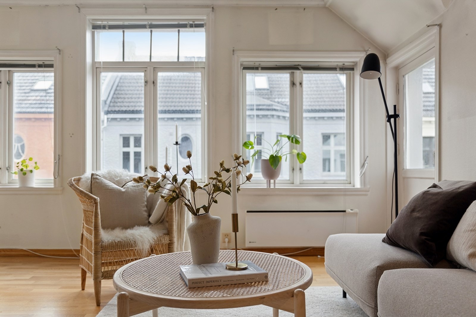 Stuen på 19 m² er et sentralt samlingspunkt, med store vindusflater og gulv av eikeparkett. Galleribilde