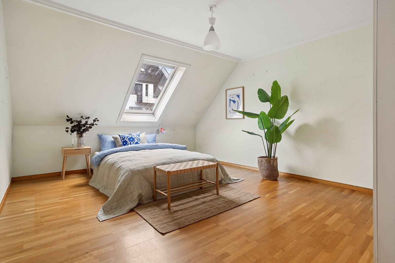 Hovedsoverommet er på hele 18 m² og får godt med lys fra takvinduet. Galleribilde