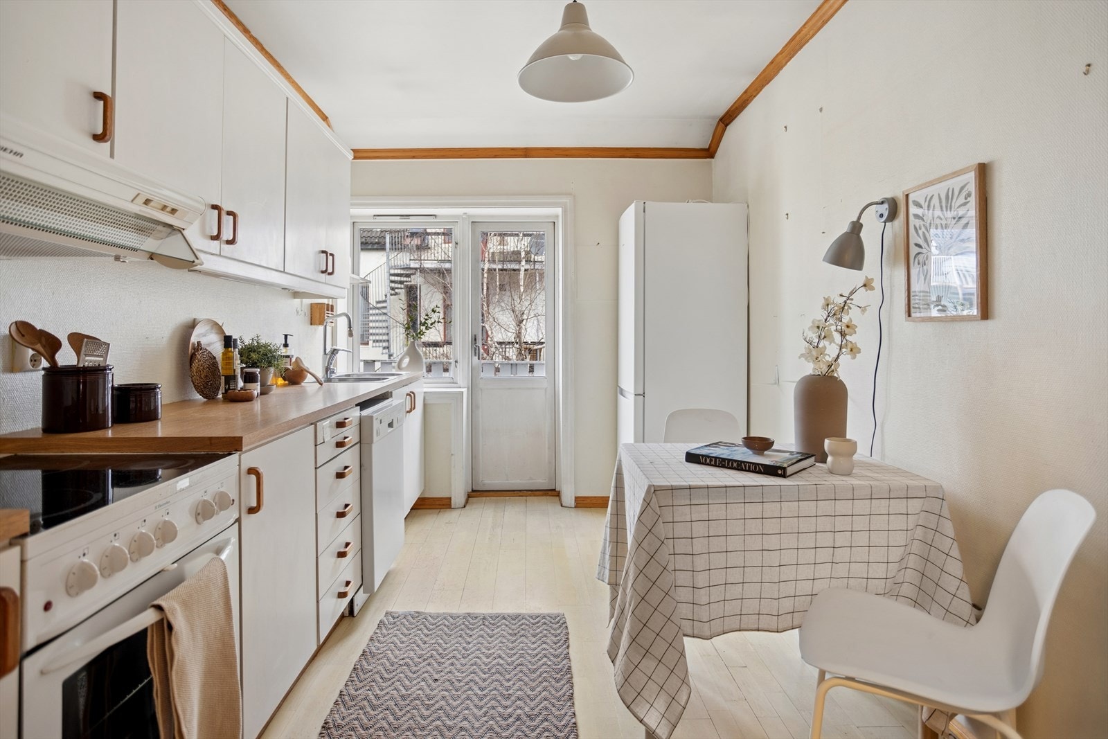 Rommet har plass til en egen spiseplass og er utstyrt med opplegg for oppvaskmaskin. Galleribilde